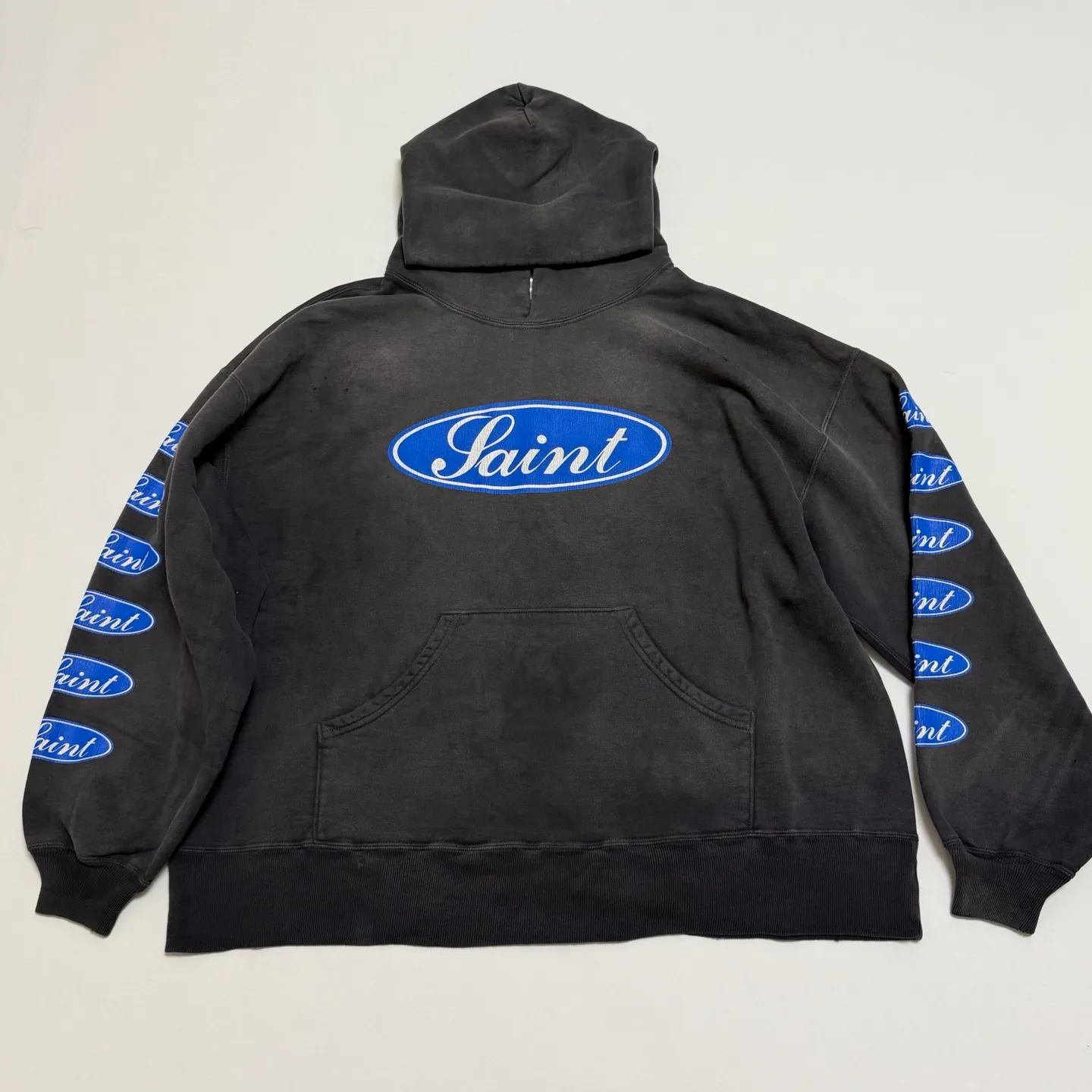 More details SAINT Mxxxxxx HOODIE/LOVE AMONG/BLK blue SAINT barrage slogan hoodie, washed black S-XL, the latest version, revised many times, the version is closer to the original version, and the street flavor is stronger! Heavy washing with water-sprayed fading process for stronger distressing effect. Handmade wormhole destruction treatment. Authentic level extreme distressed crack printing. The main mark and wash mark are all correct versions.